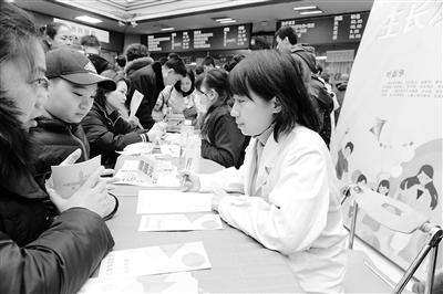蘭州大學(xué)第一醫(yī)院舉行“新年！新高度！”兒童保健義診活動