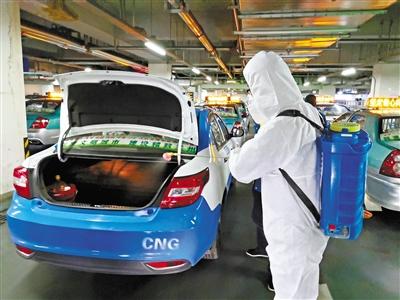 免費(fèi)接送一線抗“疫”人員 蘭州奔馬雷鋒車隊(duì)，你們真棒！
