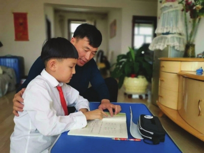 學(xué)生拼自律 家長拼才藝 一刻也不停歇的“云”學(xué)習挺熱鬧