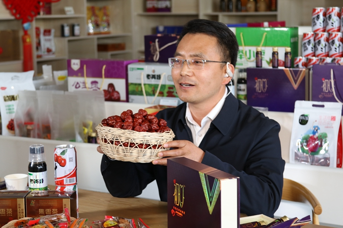 “縣長直播天團”唱響“甘貨春之聲”，售出近30種甘貨1萬余件 開進直播間的網(wǎng)絡(luò)扶貧博覽會，受百萬網(wǎng)友點贊 