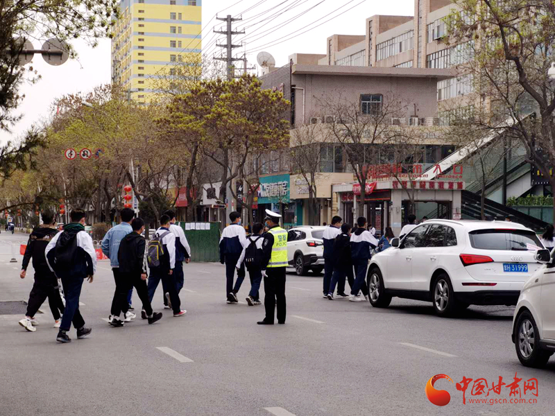 保駕護航！涼州公安交警“護學崗” 撐起“平安傘”