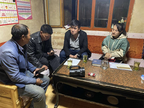 圖為木耳鎮(zhèn)紀(jì)檢干事盧建民（左三）連夜在多壩村多壩組奚連德家中了解受災(zāi)情況，排查安全隱患，并宣傳發(fā)生次生災(zāi)害的相關(guān)知識。_副本.jpg