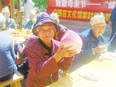 母親節(jié)，白銀“花村”擺了一場“敬老宴”