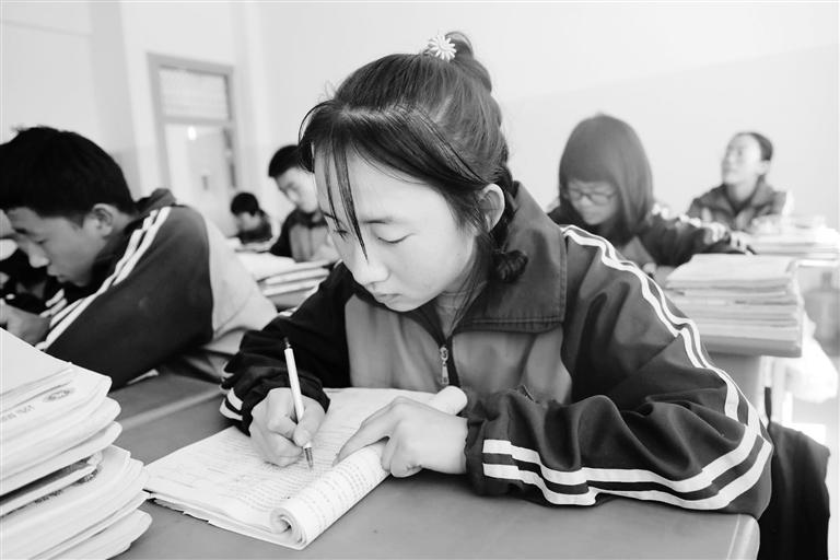 慶陽環(huán)縣這名小姑娘，柔弱肩膀撐起一個(gè)大家庭
