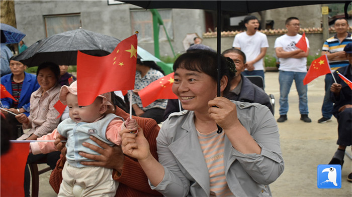 隴南市紀(jì)委監(jiān)委黨員干部與宕昌縣官亭鎮(zhèn)杜家村群眾一起慶祝黨的生日。_副本.jpg