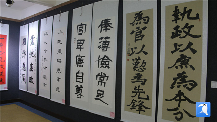 7月1日上午，定西市通渭縣紀(jì)委監(jiān)委舉辦“襄郡清風(fēng)·喜迎建黨99周年”廉政文化書畫展，共同為黨的生日獻(xiàn)禮。_副本.jpg