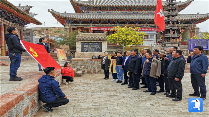 “七一”前夕，甘南州紀(jì)委監(jiān)委機(jī)關(guān)第二黨支部組織支部黨員和幫扶村黨員赴臨潭縣新城鎮(zhèn)蘇維埃舊址紅色教育基地參觀學(xué)習(xí)活動(dòng)。_副本.jpg