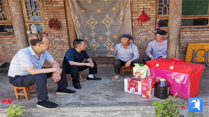 在建黨99周年來臨之際，隴南市禮縣紀(jì)委監(jiān)委在中壩鎮(zhèn)、三峪鄉(xiāng)開展“七一”慰問老黨員、困難黨員活動(dòng)，為他們送去組織的關(guān)懷和節(jié)日的問候。_副本.jpg