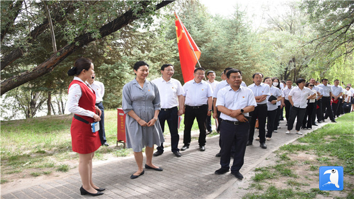 7月1日，嘉峪關(guān)市紀(jì)委監(jiān)委機(jī)關(guān)黨委在迎賓湖絲路廉潔文化主題公園舉行慶祝黨建99周年迎“七一”主題黨日活動(dòng)。_副本.jpg