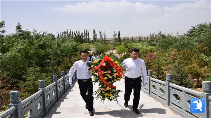 七一”前夕，白銀市紀(jì)委監(jiān)委機(jī)關(guān)黨委組織黨員來到紅軍西路軍景泰烈士陵園開展主題黨日活動(dòng)。 朱鵬拍攝_副本.jpg