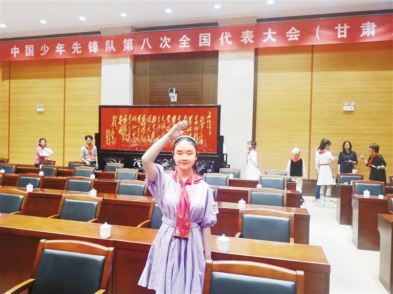 代表蘭州少先隊員參加全國少代會——這個小姑娘，攢勁！