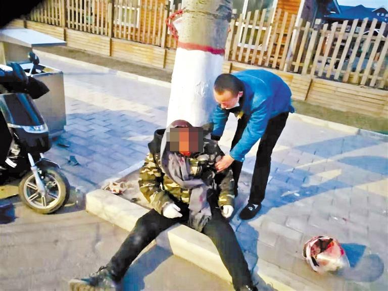 蘭州：騎摩托車男子清晨撞傷 熱心“的哥”全力救助！