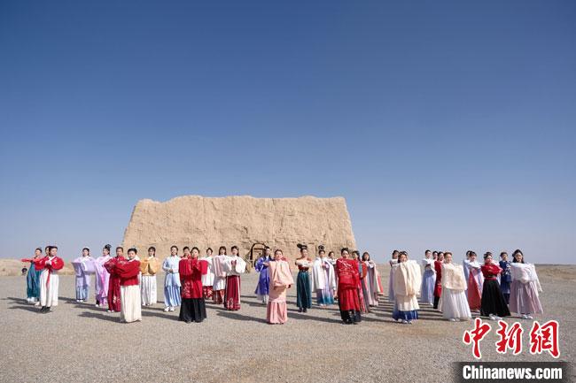 數(shù)十位身著古裝的女性通過體驗賞漢舞、習(xí)漢禮、吟誦詩詞等中華傳統(tǒng)文化，再現(xiàn)古絲綢之路的繁華盛景?！∏窳?攝