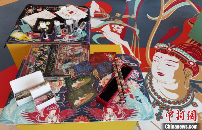 60余類敦煌主題的文創(chuàng)產(chǎn)品讓人愛不釋手?！《∷?攝