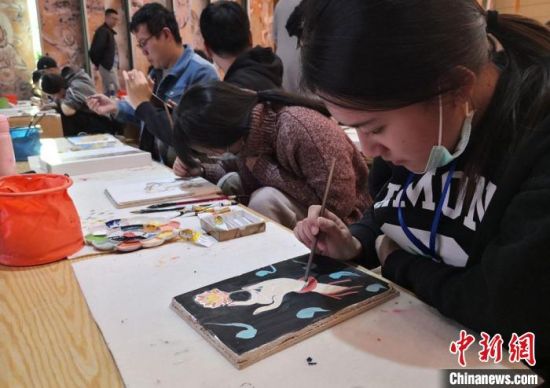 2020年10月，臺灣大學(xué)生在敦煌“莫高學(xué)堂”體驗?zāi)嗯弋嬍肿髡n?！《∷?攝