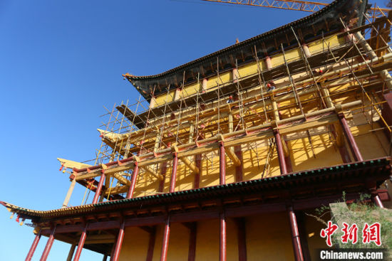 圖為5月上旬，甘肅山丹縣大佛寺內(nèi)，正在修繕中的古建筑大雄寶殿。 中新社記者 高展 攝