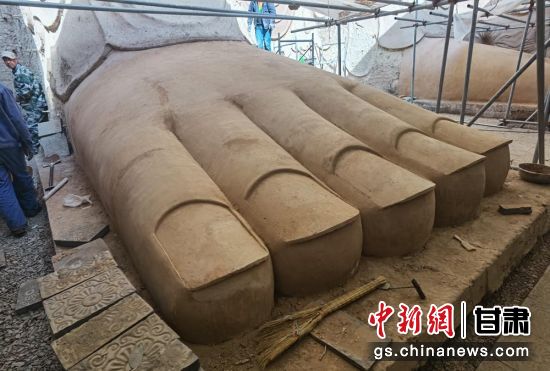 圖為中國(guó)“石窟鼻祖”天梯山石窟第13窟大佛足部與局部危巖體搶救性保護(hù)項(xiàng)目施工現(xiàn)場(chǎng)。陳曉斌 攝