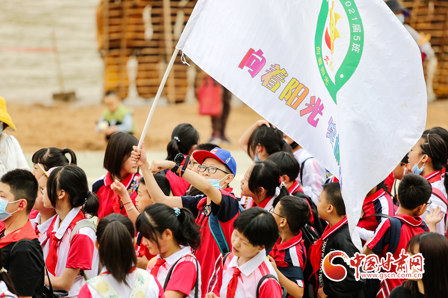 蘭州秦安路小學(xué)：遠足實踐育紅心