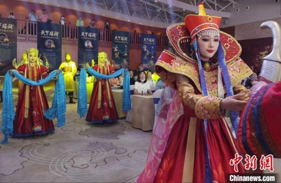 圖為中國(guó)首部邊塞史詩(shī)劇《天下雄關(guān)》首演發(fā)布會(huì)現(xiàn)場(chǎng)。　崔琳 攝
