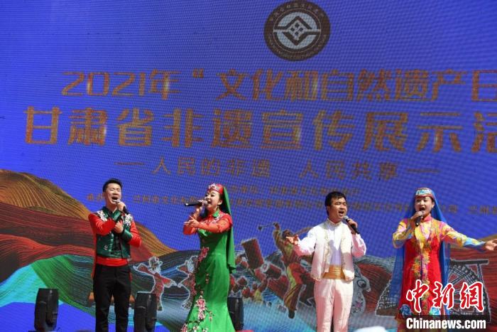 圖為甘肅臨夏回族自治州非遺傳承人演唱花兒?！钇G敏 攝