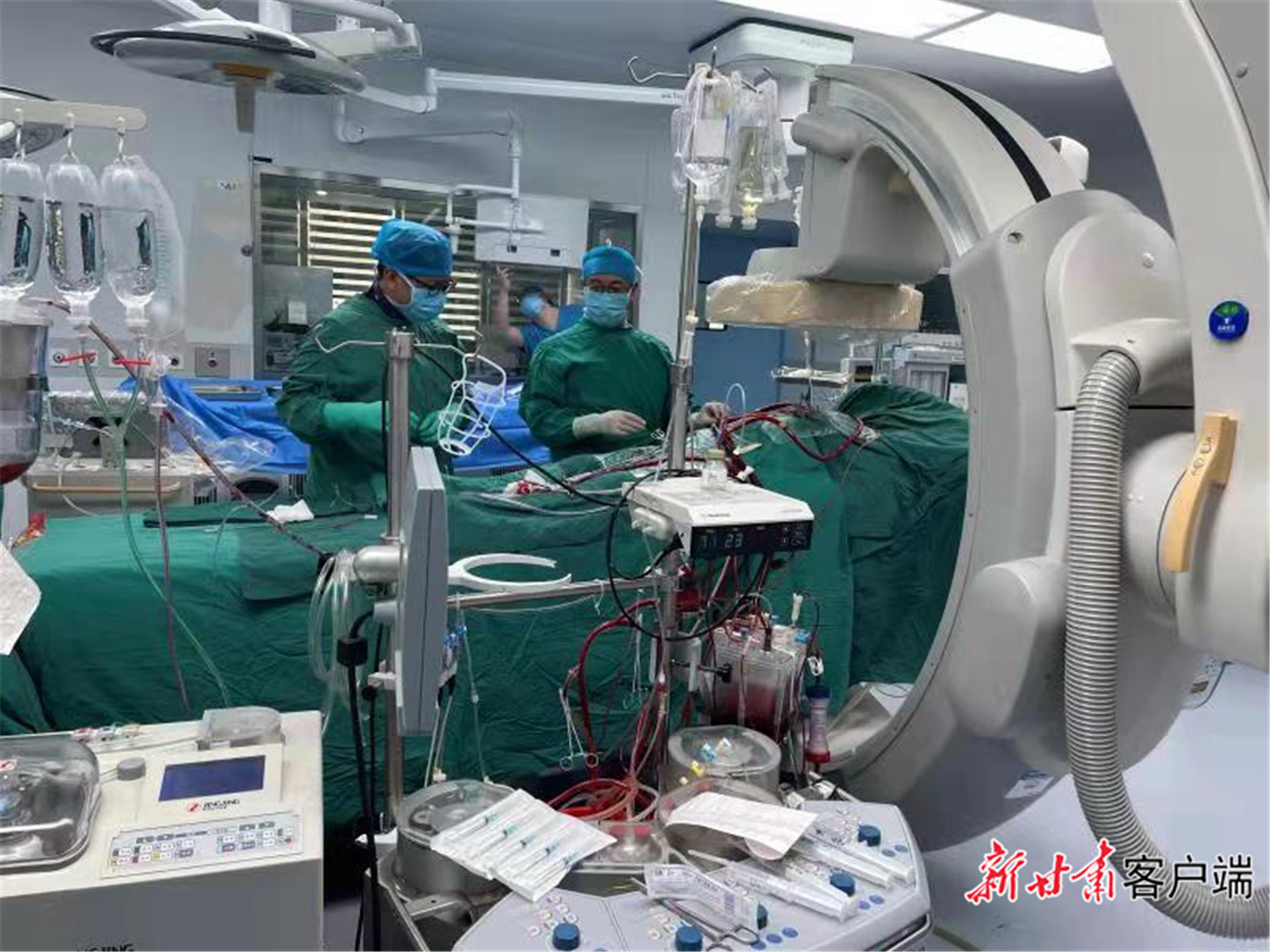 填補省內(nèi)空白，蘭大一院連續(xù)完成“一站式”雜交手術(shù)