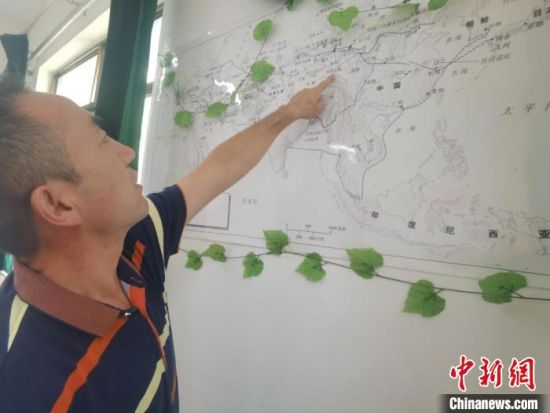 圖為甘肅省社會科學院絲綢之路研究所所長侯宗輝指出《絲綢之路古文明》課題組考察線路?！￠Z姣 攝