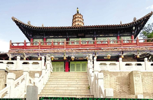 白塔寺閉門謝客，何時開放？管理處：白塔基礎(chǔ)出現(xiàn)病害圍擋施工，預(yù)計年底前完工