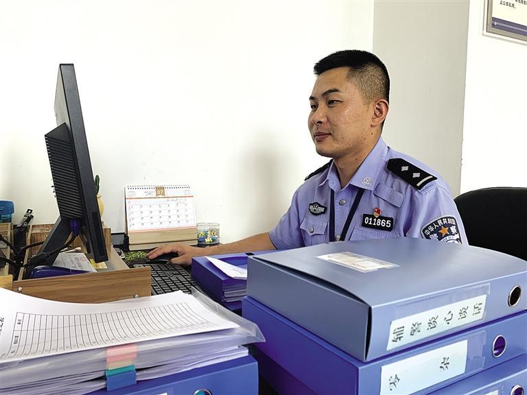“身為黨員，就應(yīng)該第一個往前沖”