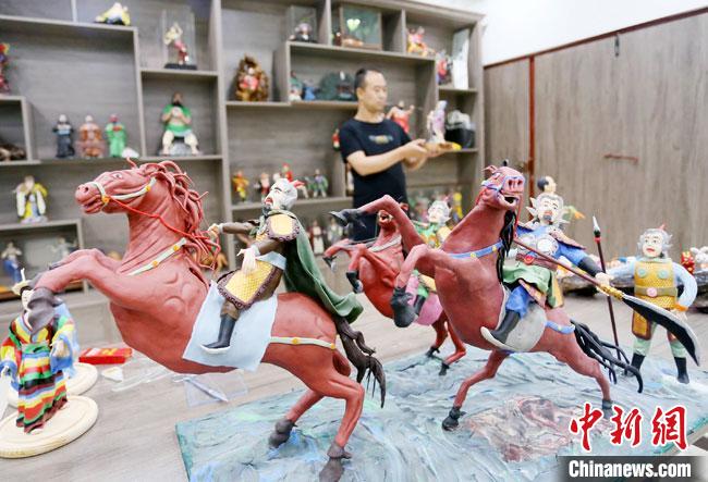 安秋平是成州面塑第五代傳承人，也是當(dāng)?shù)匚ㄒ粓允孛嫠苤谱鞯娜恕！「哒?攝