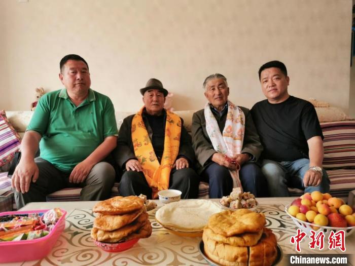 圖為張輝剛(右一)拜訪甘肅肅南縣裕固族德高望重的老人。(資料圖) 張輝剛供圖