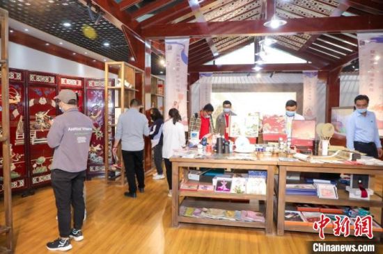 圖為甘肅“一會(huì)一節(jié)”期間，位于敦煌的天水市展館中，民眾觀賞文創(chuàng)產(chǎn)品?！「拭C省文化和旅游廳供圖