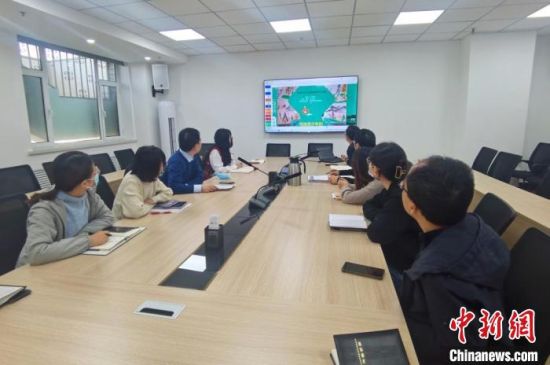 圖為甘肅教育出版社《寫給青少年的敦煌故事》叢書項目組，探討圖書封面設(shè)計?！￠Z姣 攝