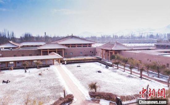 圖為雪落大漠古堡——敦煌山莊?！⊥醣筱y 攝