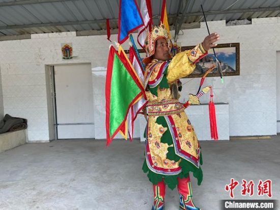 圖為完代才讓在外木村戲臺(tái)出演?！∷巫雨?攝