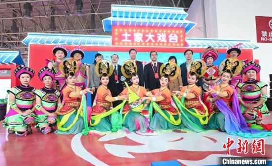 11月26日，“甘肅團”在首屆中國(武漢)文化旅游博覽會展區(qū)的“土家大戲臺”，與“湖北團”互訪交流?！「拭C省文化和旅游廳供圖