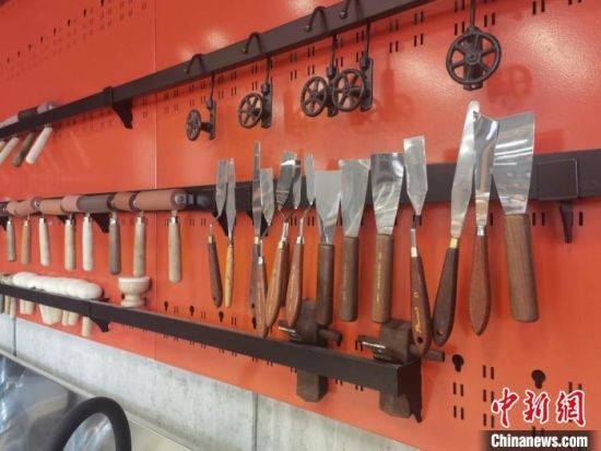 圖為徐晉林制作雕版敦煌壁畫所用工具?！￠Z姣 攝