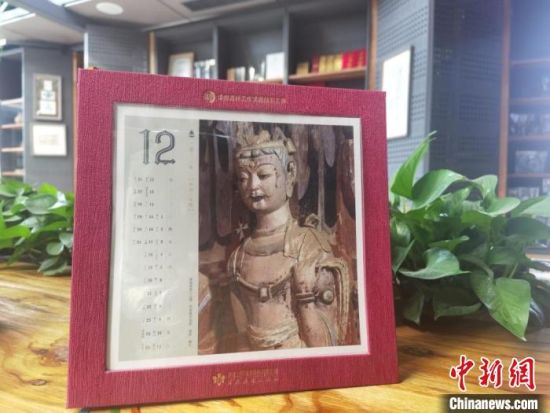 圖為徐晉林制作的敦煌題材的手工書《走進(jìn)沙漠敦煌——莫高窟與藏書票藝術(shù)》，深受讀者喜愛?！￠Z姣 攝