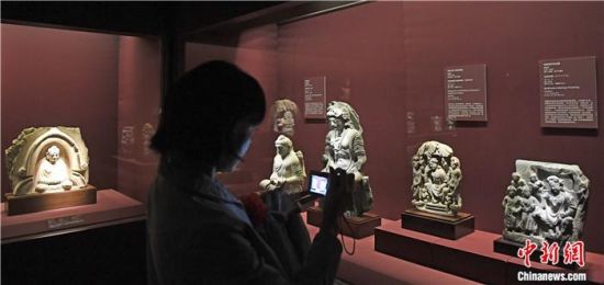 2018年8月，《平山郁夫的絲路世界——平山郁夫絲綢之路美術(shù)館文物展》在甘肅敦煌莫高窟開(kāi)展。中新社記者 楊艷敏 攝