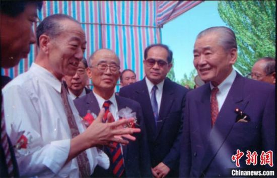 1994年8月，時(shí)任日本首相竹下登(右一)與時(shí)任敦煌研究院院長(zhǎng)段文杰在莫高窟親切交談。中新社發(fā) 婁婕 供圖