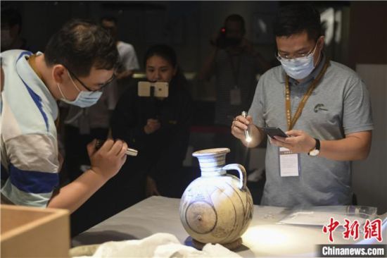 2020年6月，在長(zhǎng)沙博物館舉行“從地中海到中國(guó)：絲路寶藏——平山郁夫絲綢之路美術(shù)館藏文物展”前，專家開(kāi)箱鑒定文物。中新社記者 楊華峰 攝