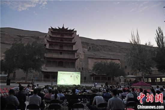 2018年8月，在敦煌莫高窟標(biāo)志性建筑“九層樓”前，《回顧平山郁夫先生的貢獻(xiàn)》座談會(huì)舉行。來(lái)自中日兩國(guó)的專家、學(xué)者共同懷念這位情系敦煌數(shù)十載的繪畫(huà)巨匠、中日友好的文化使者、世界文化遺產(chǎn)的守護(hù)者。中新社記者 楊艷敏 攝