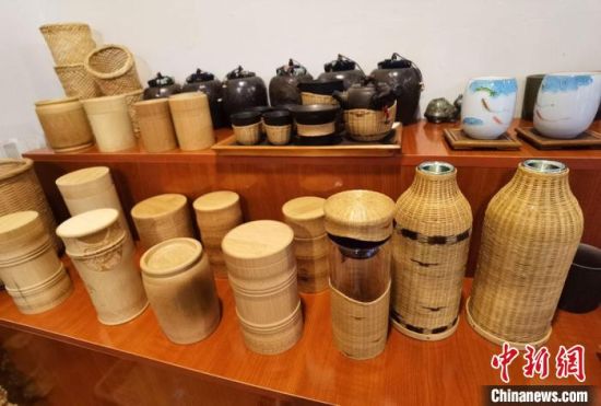 圖為展陳的一件件精致可愛的竹編農(nóng)具工藝品。　馮志軍 攝