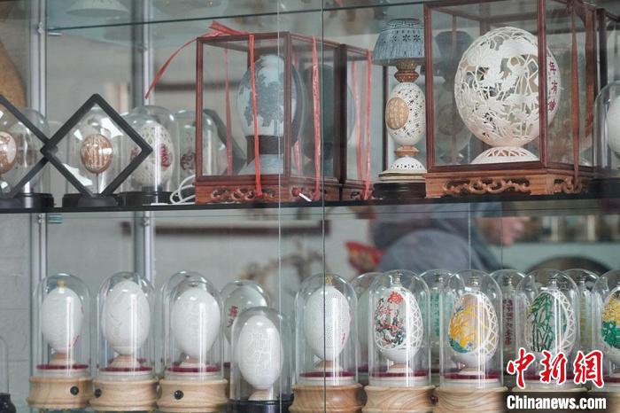 圖為吳義澤收藏柜內的蛋雕作品?！【琶赖ぴ?攝