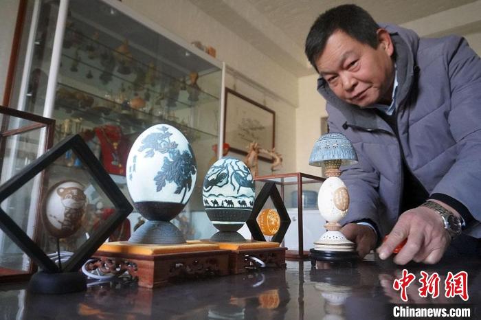 圖為吳義澤展示的最新創(chuàng)作的蛋雕作品?！【琶赖ぴ?攝