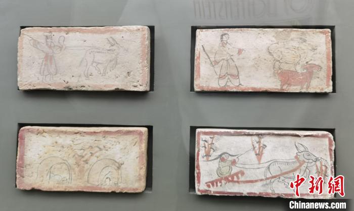 圖為嘉峪關(guān)長城博物館館藏文物魏晉墓彩繪畫像磚中豐富多彩的古代農(nóng)牧業(yè)生產(chǎn)活動。(資料圖) 丁思 攝