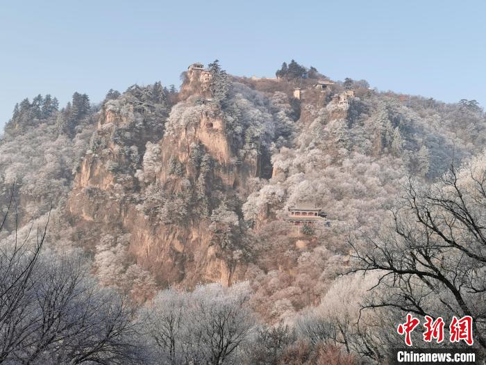 圖為崆峒山霧凇景色。　徐振華 攝