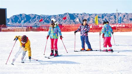 游客在白銀國家雪上項目訓(xùn)練基地體驗(yàn)冰雪樂趣