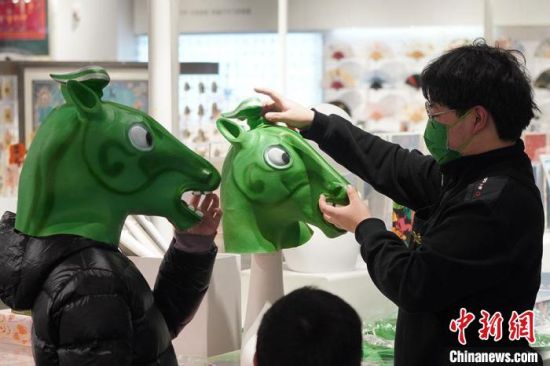 圖為“神馬來(lái)了”銅奔馬頭套?！【琶赖┰?攝