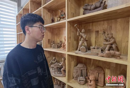 圖為學生介紹作品。 劉玉桃 攝
