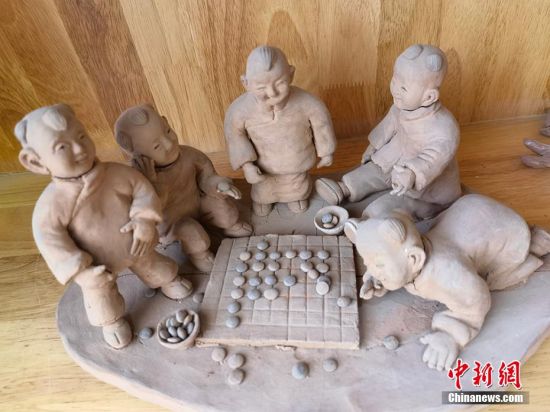 圖為泥塑作品展現(xiàn)下棋場景。 劉玉桃 攝